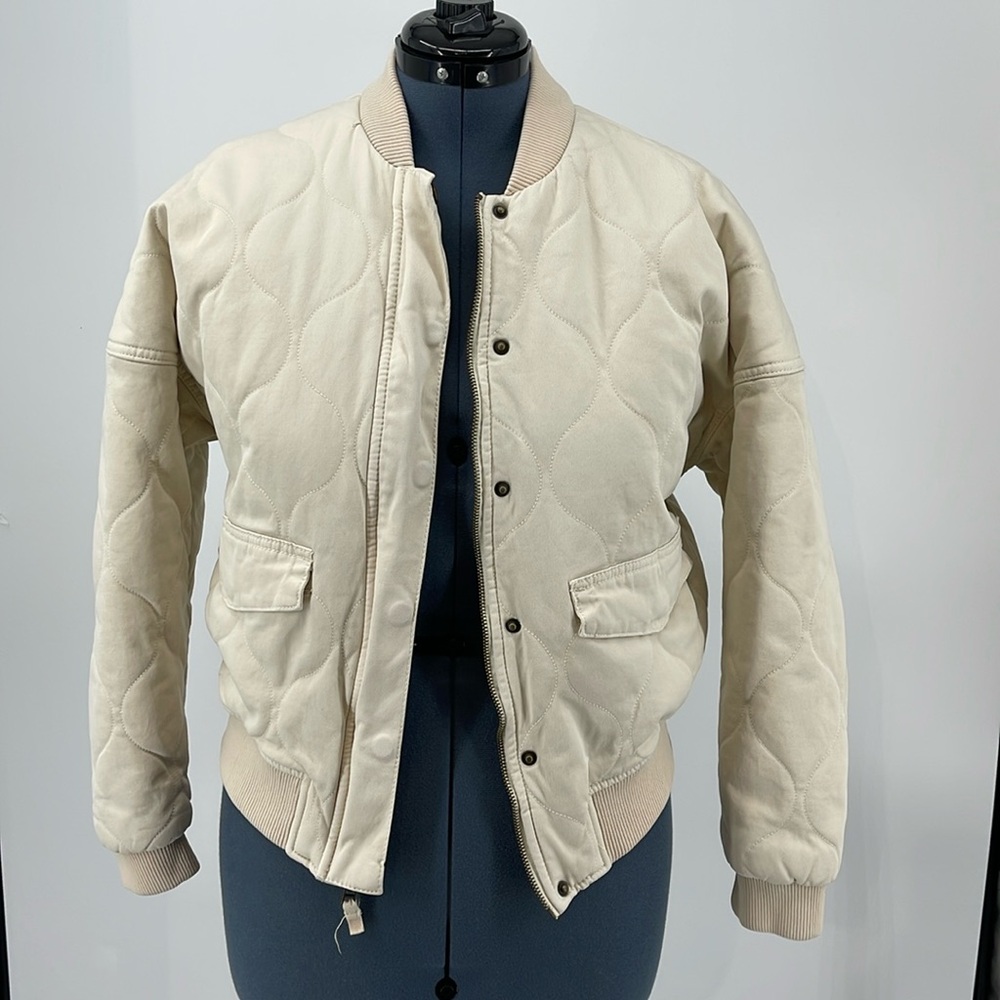 UNIVERSAL THREAD WOMENS QUILTED SHORT COAT. SIZE M. OFF WHITE